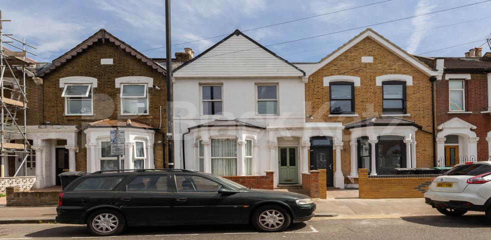 			NEW INSTRUCTION!, 2 Bedroom, 1 bath, 1 reception Flat			 Alexandra Road, TURNPIKE LANE 